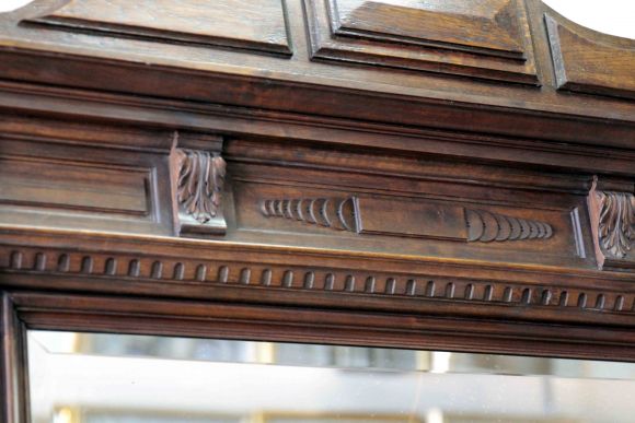 Массивное зеркало в дубовой раме