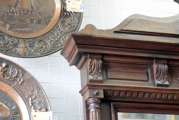 Массивное зеркало в дубовой раме