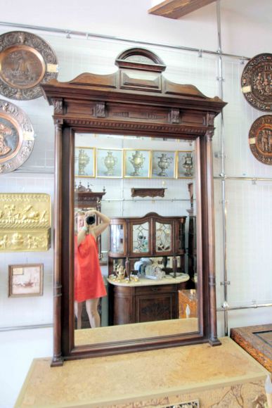 Массивное зеркало в дубовой раме