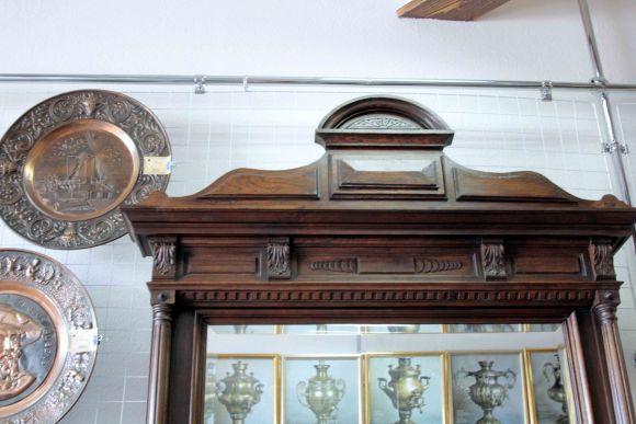 Массивное зеркало в дубовой раме