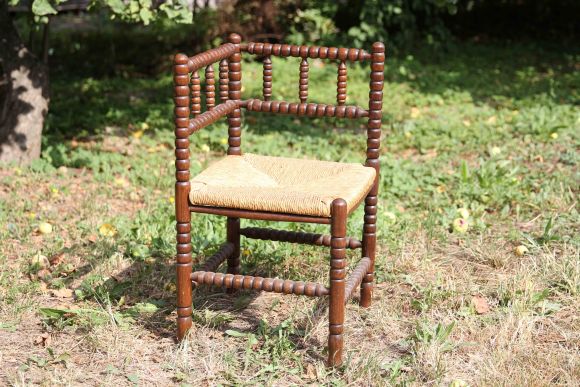 Винтажный угловой стул ручной работы с соломенным сиденьем.