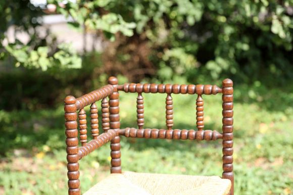 Винтажный угловой стул ручной работы с соломенным сиденьем.