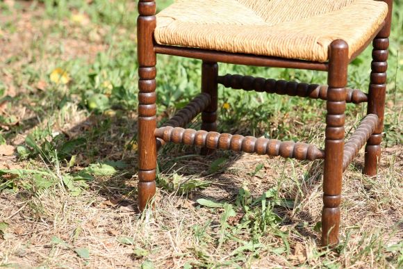 Винтажный угловой стул ручной работы с соломенным сиденьем.