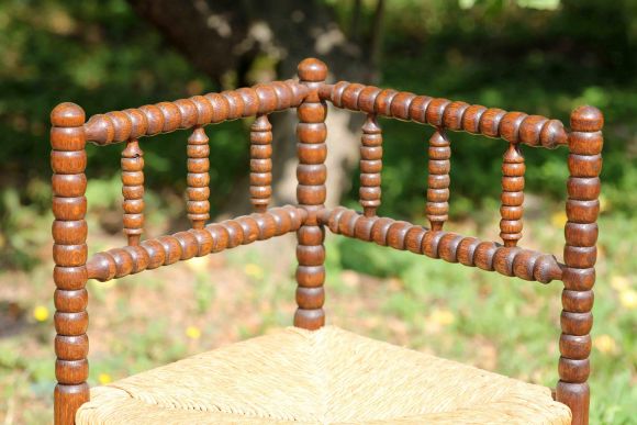 Винтажный угловой стул ручной работы с соломенным сиденьем.