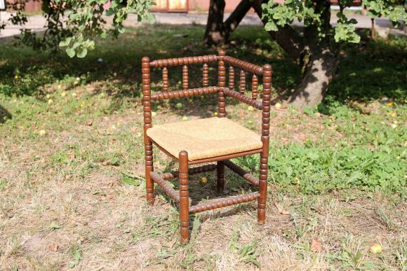 Винтажный угловой стул ручной работы с соломенным сиденьем.