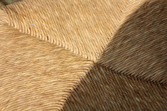 Винтажный угловой стул ручной работы с соломенным сиденьем.