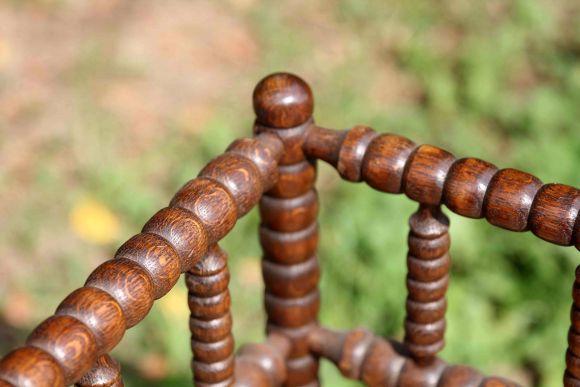 Винтажный угловой стул ручной работы с соломенным сиденьем.