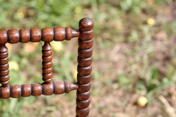 Винтажный угловой стул ручной работы с соломенным сиденьем.