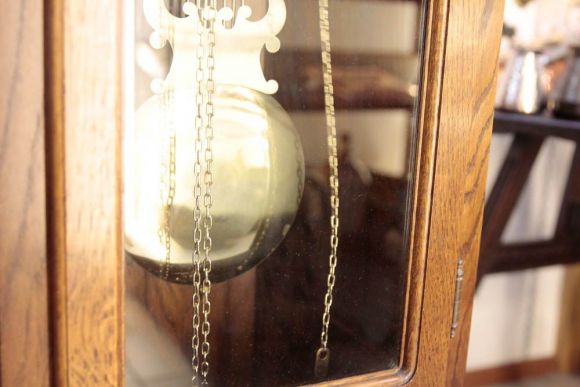 Винтажные дубовые напольные часы  с боем. Европа