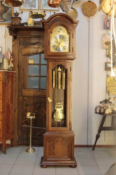 Винтажные дубовые напольные часы  с боем. Европа