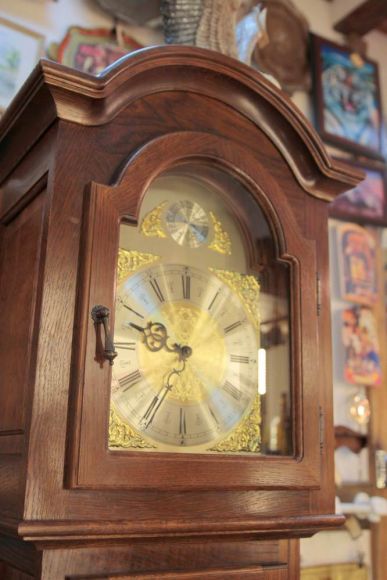 Винтажные дубовые напольные часы  с боем. Европа