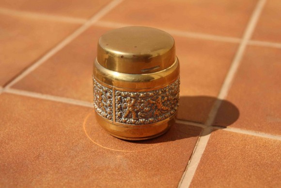 Латунная старинная сигарница - искусный барельеф. Европа