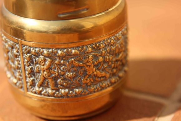 Латунная старинная сигарница - искусный барельеф. Европа