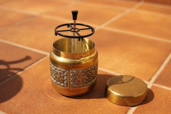 Латунная старинная сигарница - искусный барельеф. Европа