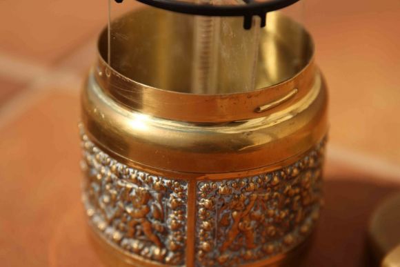 Латунная старинная сигарница - искусный барельеф. Европа