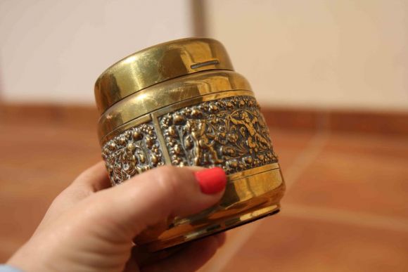 Латунная старинная сигарница - искусный барельеф. Европа