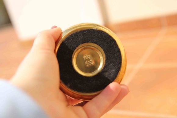 Латунная старинная сигарница - искусный барельеф. Европа