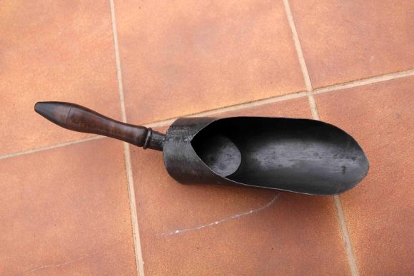 Черный совок для угля, пепла. Идеален для уборки в печи и в камине