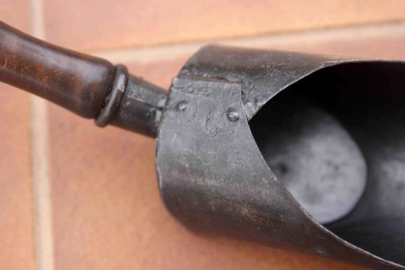 Черный совок для угля, пепла. Идеален для уборки в печи и в камине