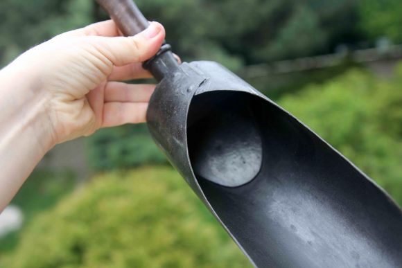 Черный совок для угля, пепла. Идеален для уборки в печи и в камине