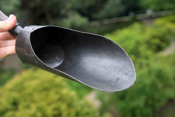 Черный совок для угля, пепла. Идеален для уборки в печи и в камине