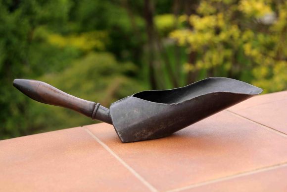 Черный совок для угля, пепла. Идеален для уборки в печи и в камине