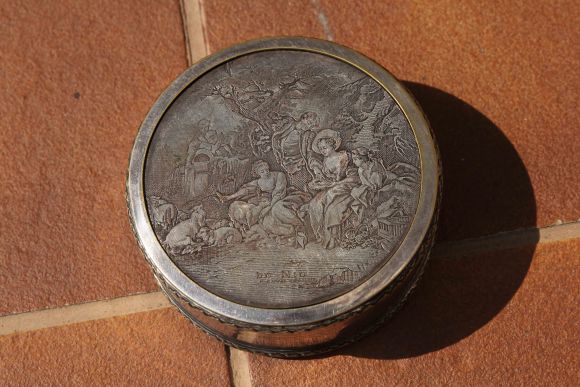 Европейская шкатулка с изящной гравировкой. Идеальное состояние