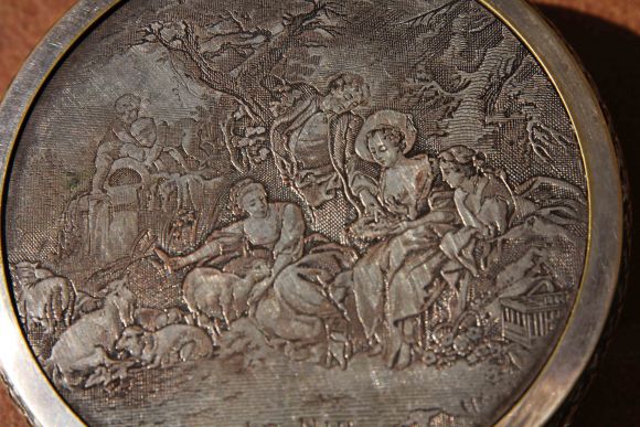 Европейская шкатулка с изящной гравировкой. Идеальное состояние