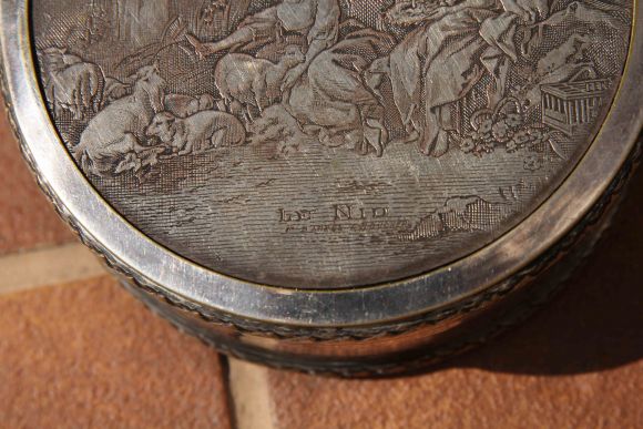 Европейская шкатулка с изящной гравировкой. Идеальное состояние