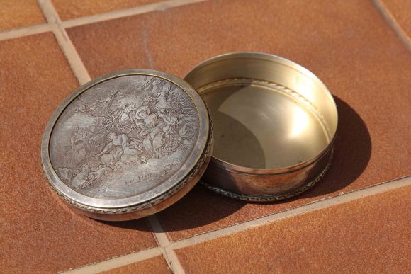 Европейская шкатулка с изящной гравировкой. Идеальное состояние