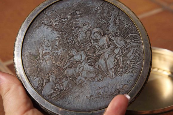 Европейская шкатулка с изящной гравировкой. Идеальное состояние