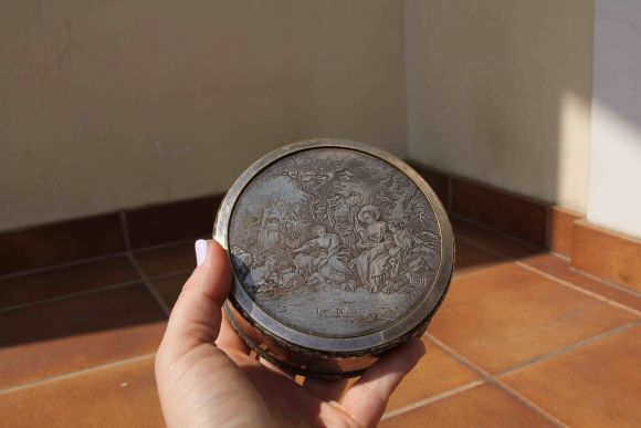 Европейская шкатулка с изящной гравировкой. Идеальное состояние