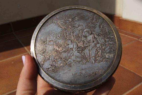 Европейская шкатулка с изящной гравировкой. Идеальное состояние