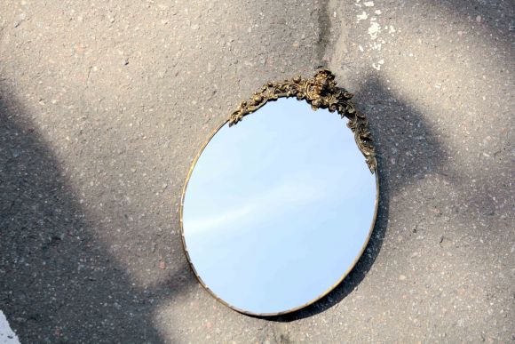 Интересное овальное зеркало в латуни