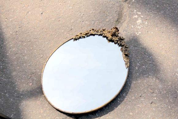 Интересное овальное зеркало в латуни