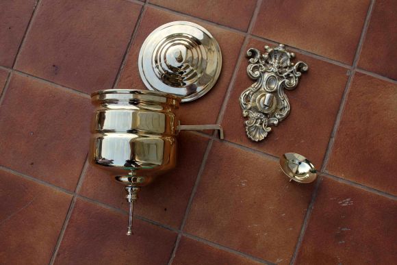 Винтажный рукомойник с богатым креплением и резной мыльницей.