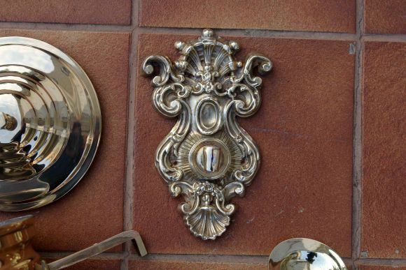 Винтажный рукомойник с богатым креплением и резной мыльницей.