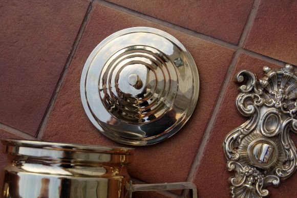 Винтажный рукомойник с богатым креплением и резной мыльницей.