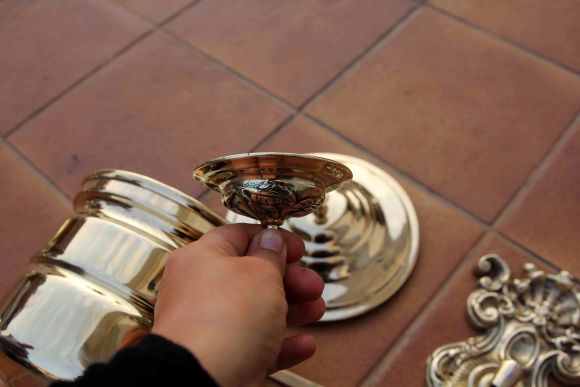 Винтажный рукомойник с богатым креплением и резной мыльницей.