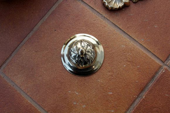 Винтажный рукомойник с богатым креплением и резной мыльницей.