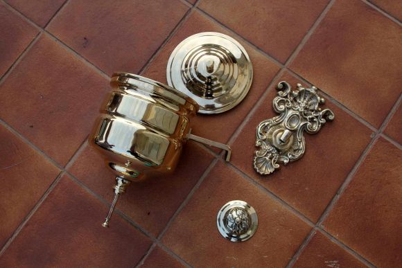 Винтажный рукомойник с богатым креплением и резной мыльницей.