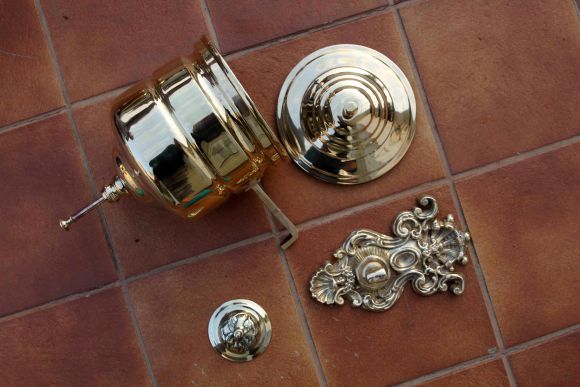 Винтажный рукомойник с богатым креплением и резной мыльницей.