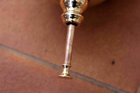 Винтажный рукомойник с богатым креплением и резной мыльницей.