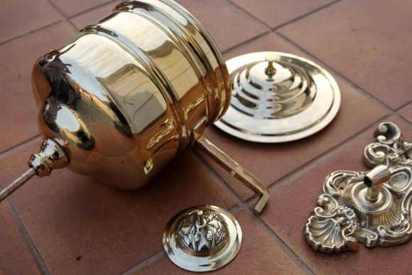 Винтажный рукомойник с богатым креплением и резной мыльницей.