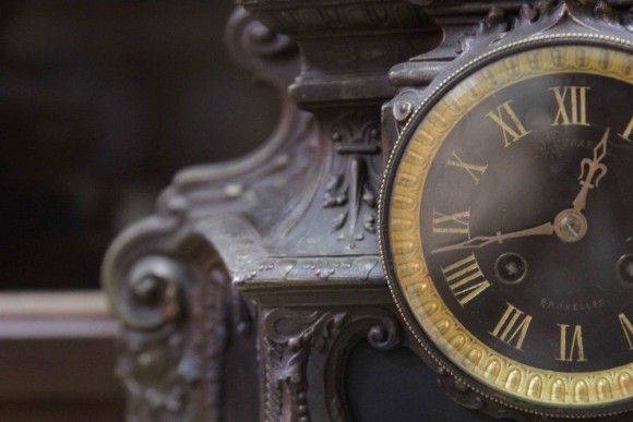 Антикварный каминный гарнитур - часы с канделябрами. "Викинги"