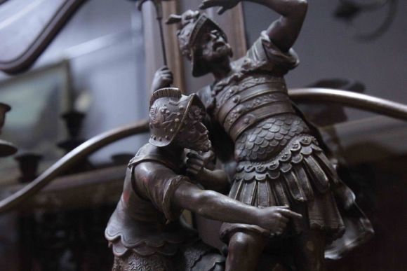 Антикварный каминный гарнитур - часы с канделябрами. "Викинги"