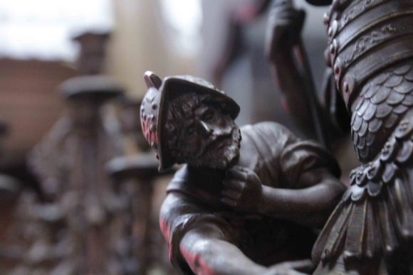 Антикварный каминный гарнитур - часы с канделябрами. "Викинги"