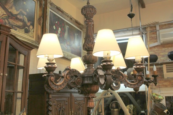 Старинная деревянная люстра с резьбой. Европа. Начало 20 века