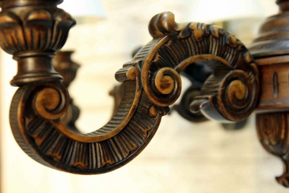 Старинная деревянная люстра с резьбой. Европа. Начало 20 века