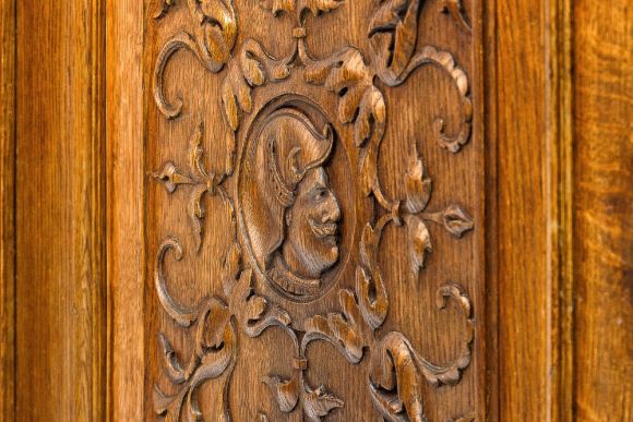 Потрясающий Антикварный буфет с инициалами и старым зеркалом